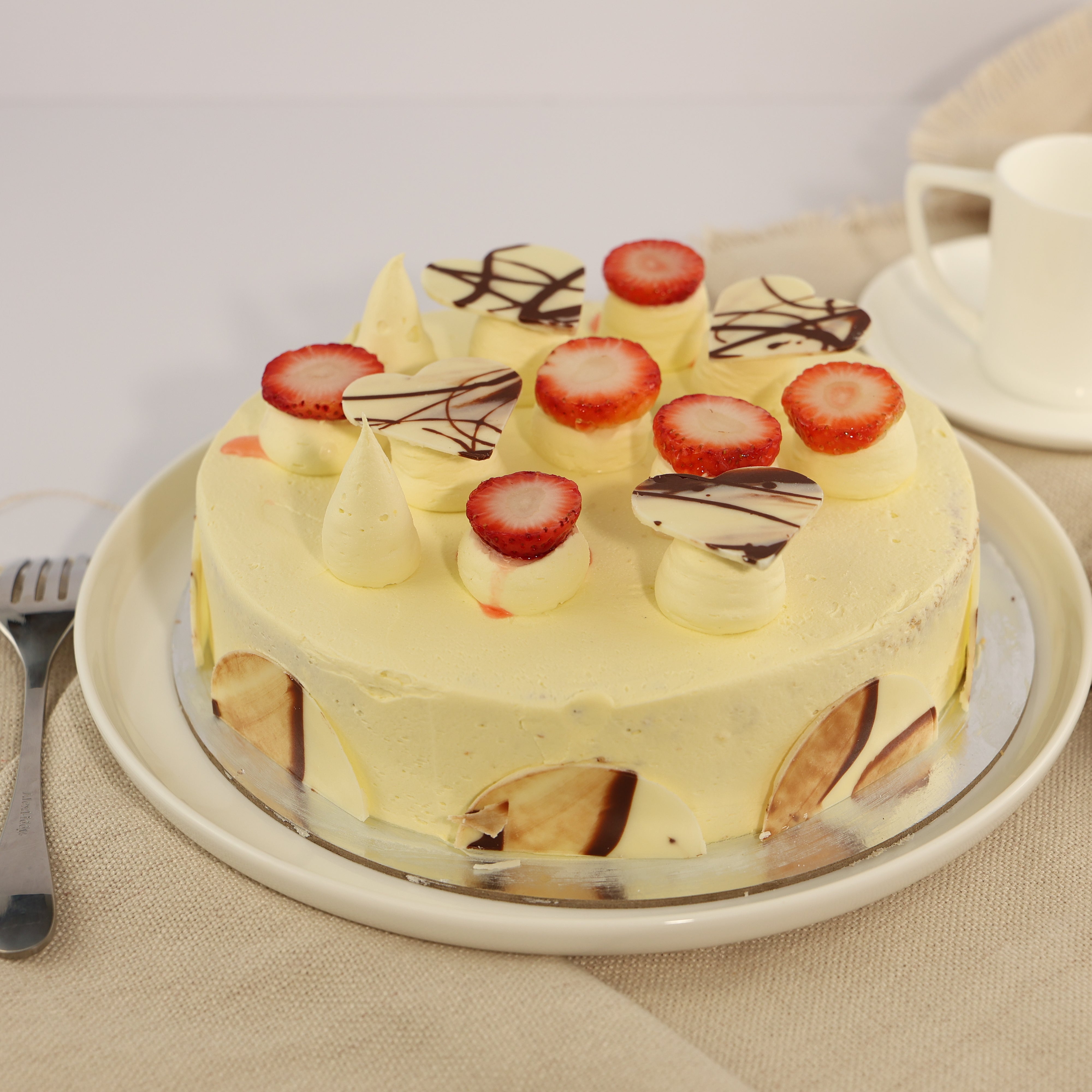 LARGE VANILLA SPONGE BIRTHDAY CAKE