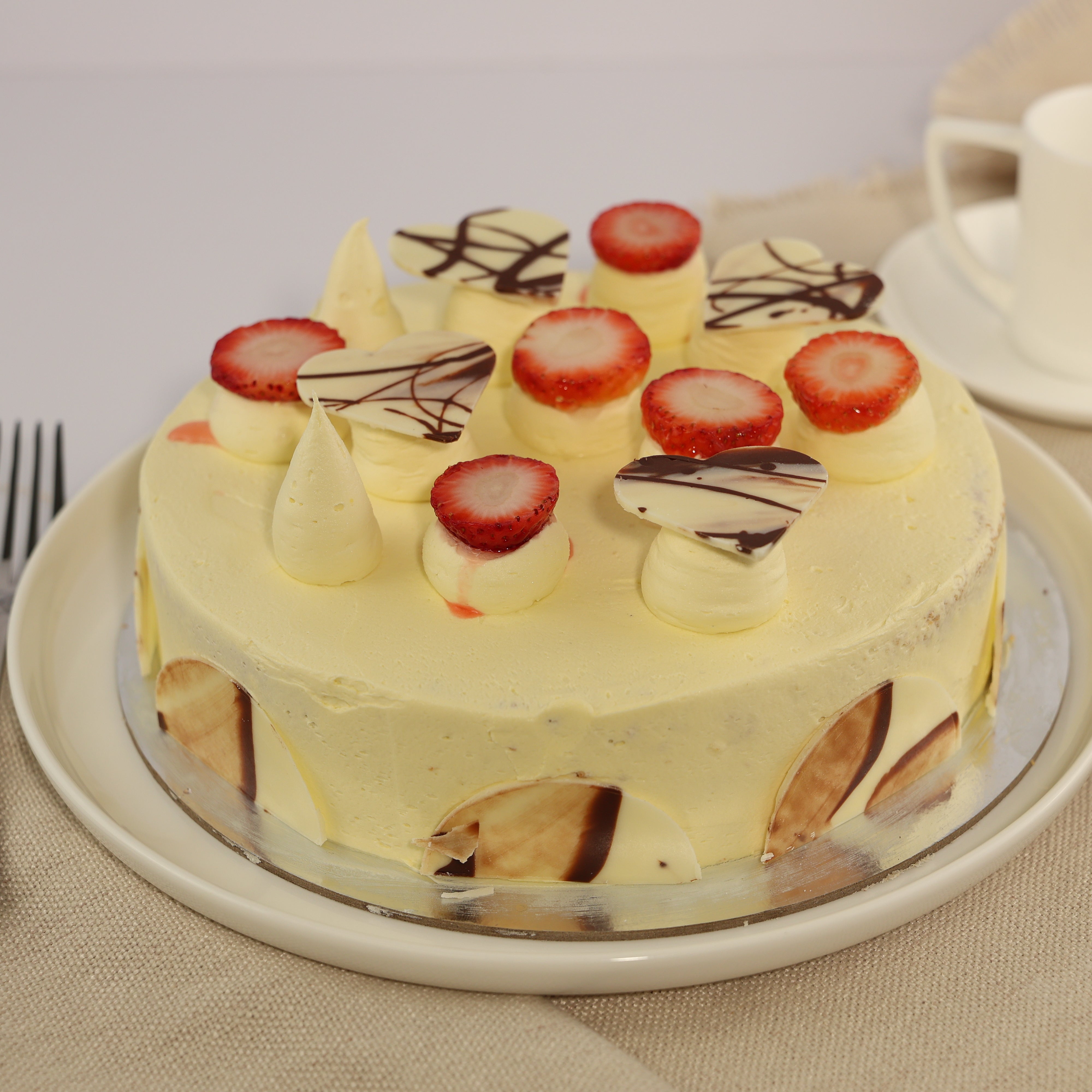 LARGE VANILLA SPONGE BIRTHDAY CAKE