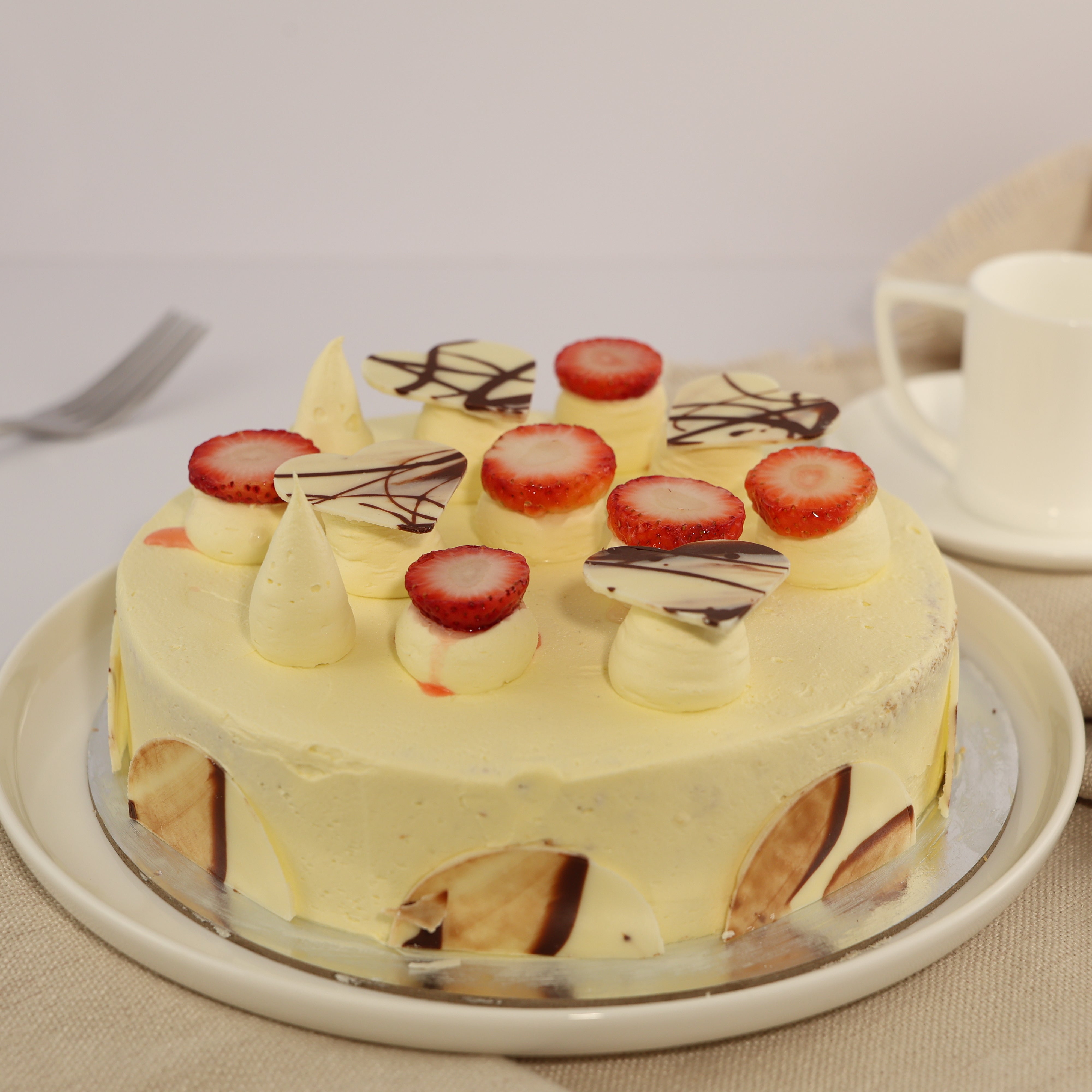 LARGE VANILLA SPONGE BIRTHDAY CAKE