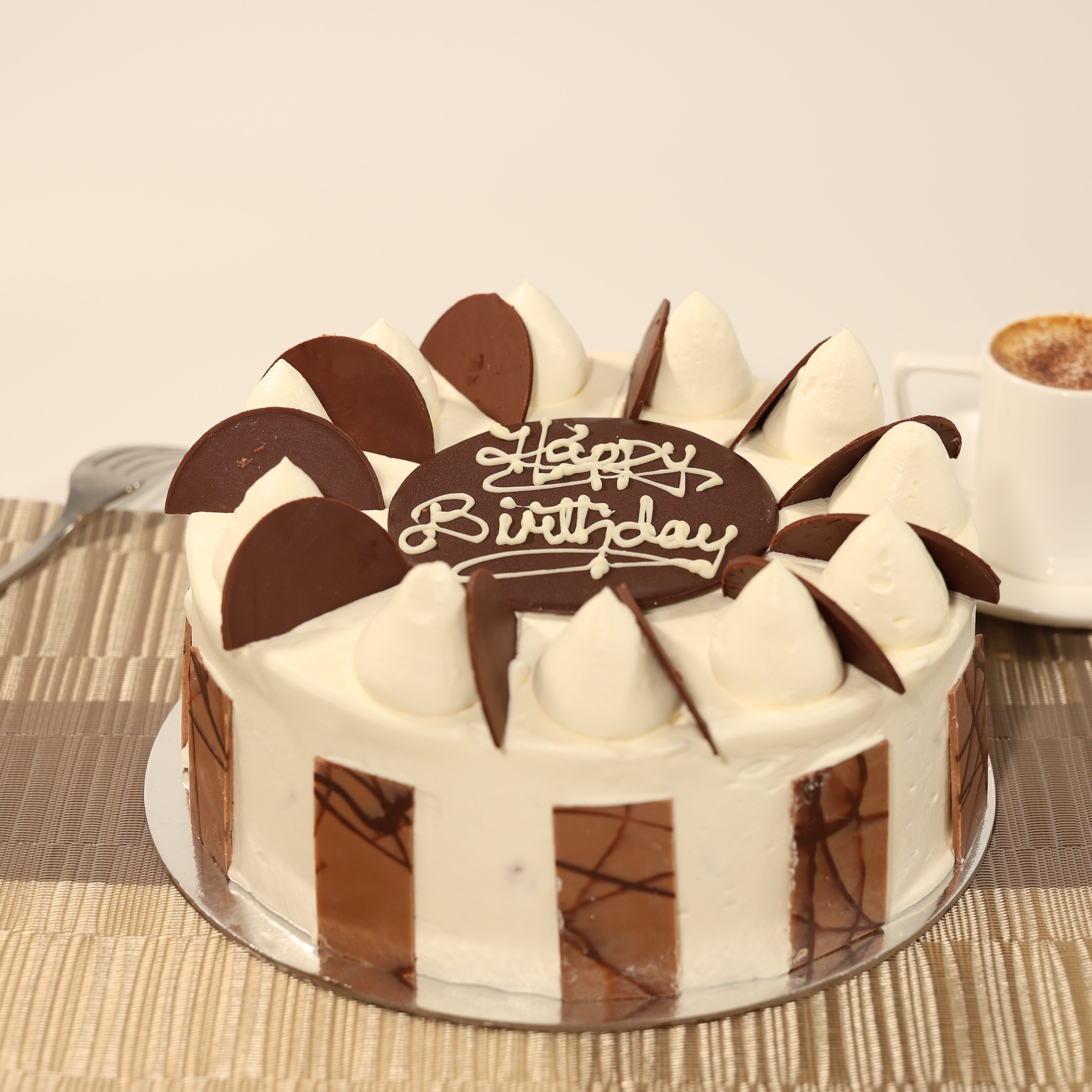 LARGE VANILLA SPONGE BIRTHDAY CAKE