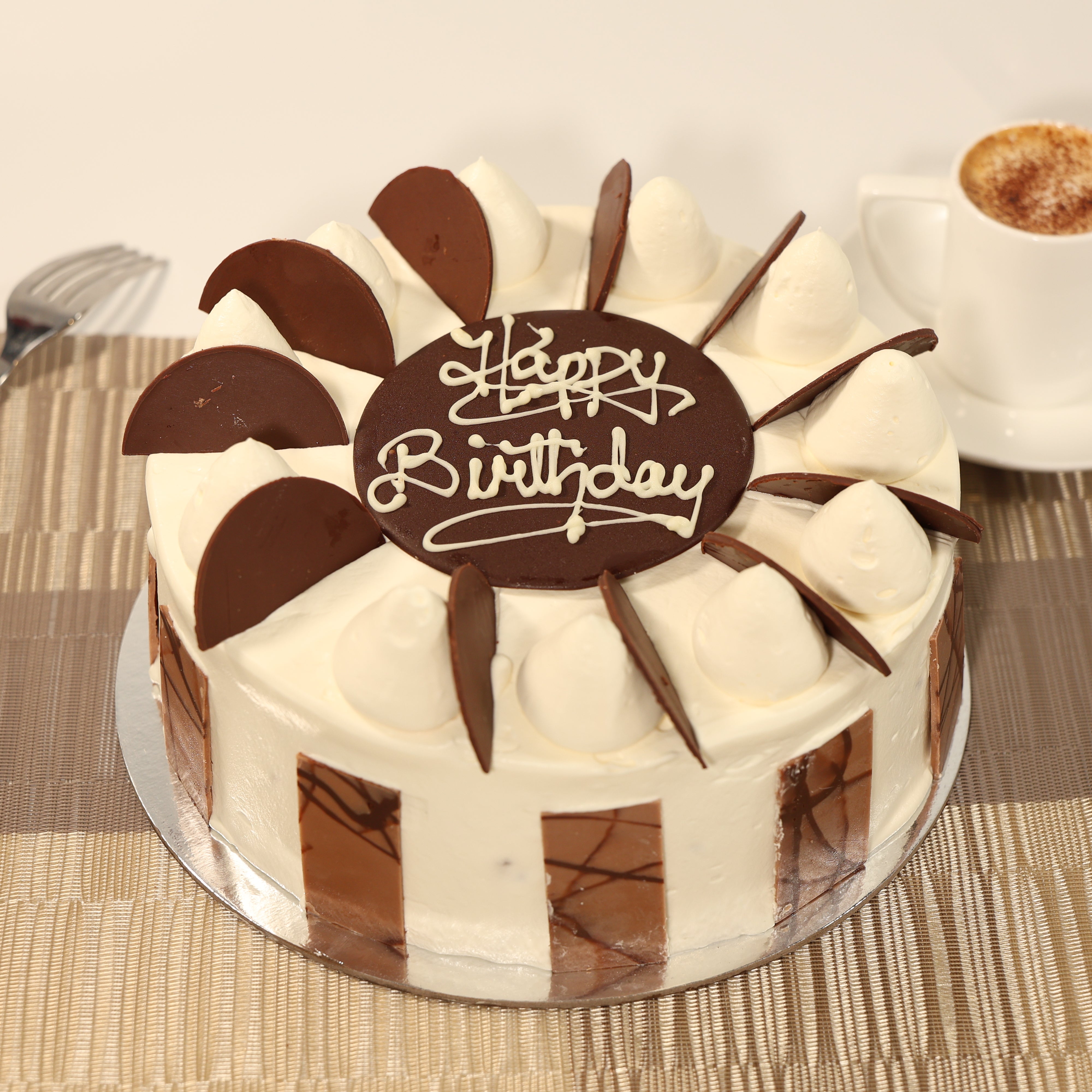 LARGE VANILLA SPONGE BIRTHDAY CAKE