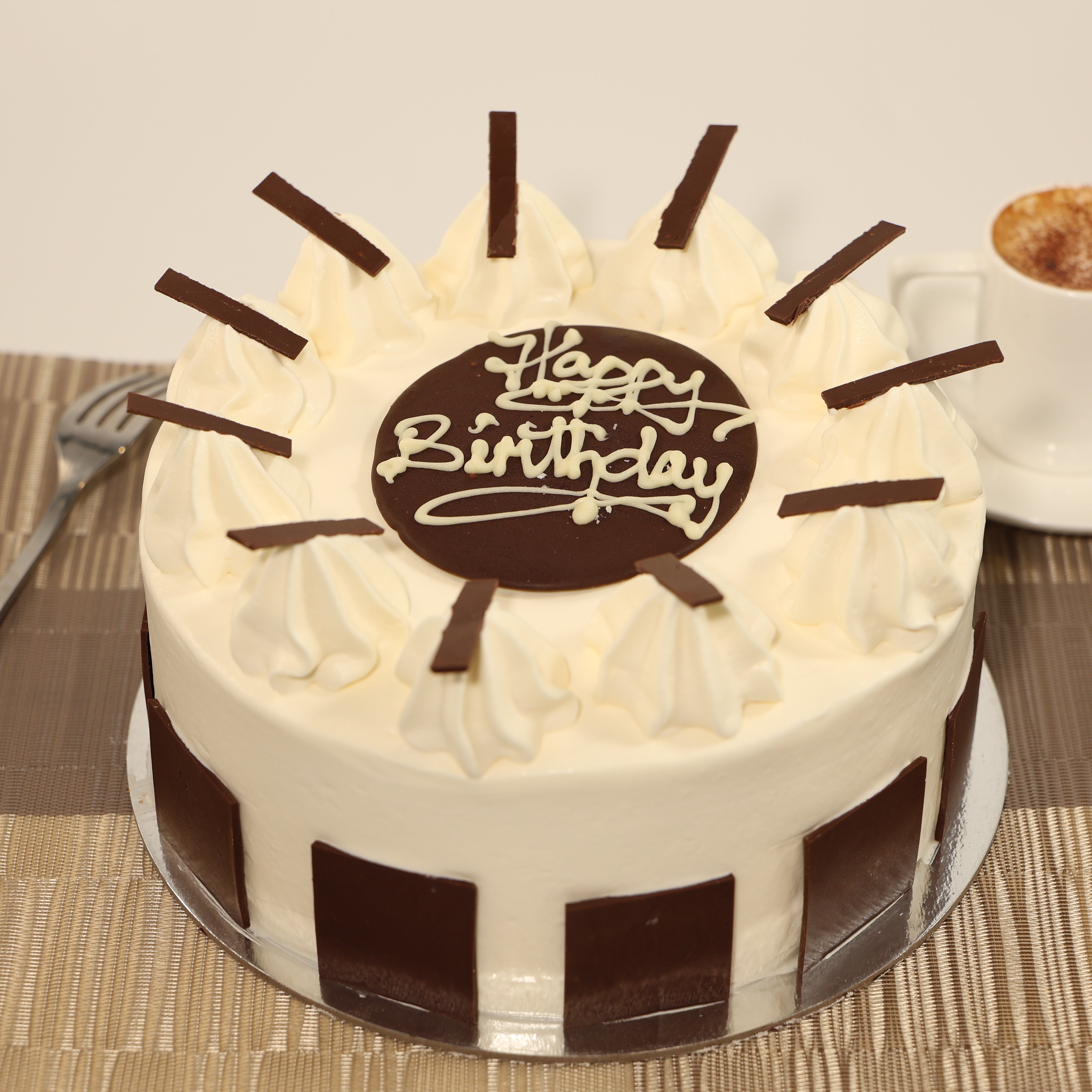 LARGE VANILLA SPONGE BIRTHDAY CAKE