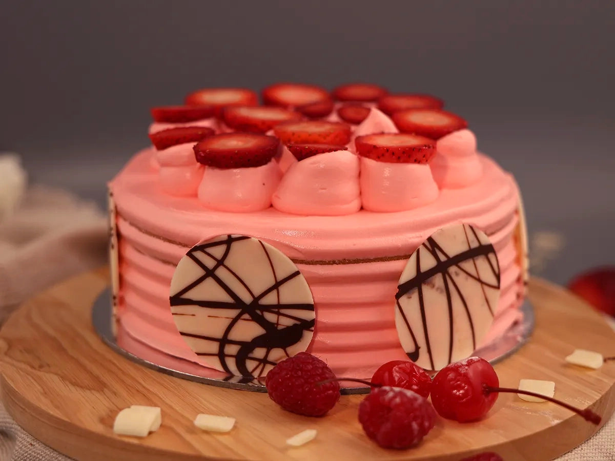 GF LARGE STRAWBERRY VANILLA SPONGE CAKE