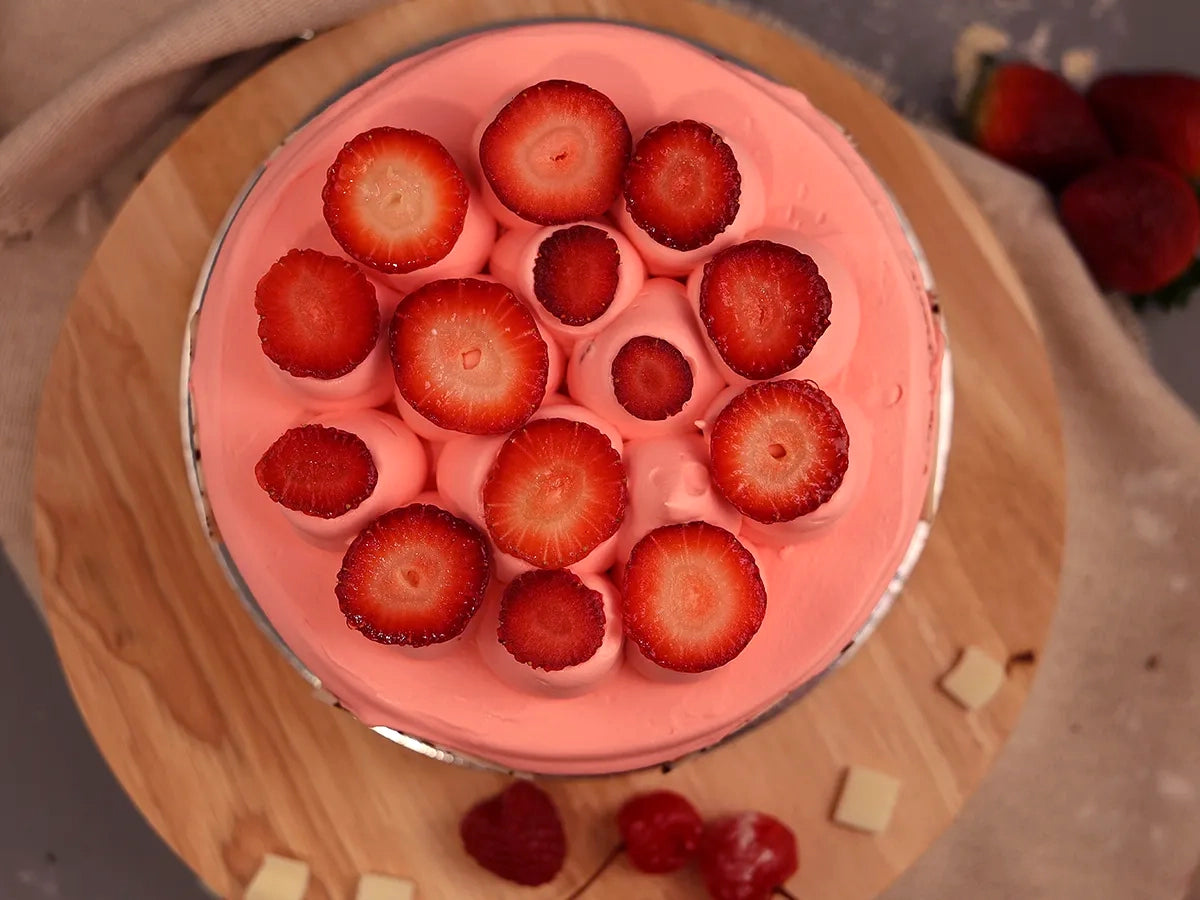 GF LARGE STRAWBERRY VANILLA SPONGE CAKE