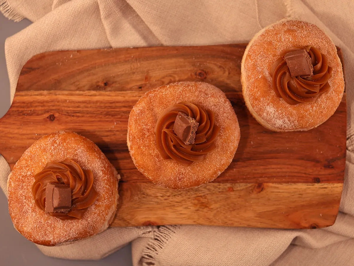 CARAMEL CINNAMON DONUTS BOX 15